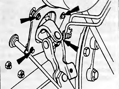 Рис.23.6. Точки крепления рулевой колонки к перегородке (показаны стрелками).