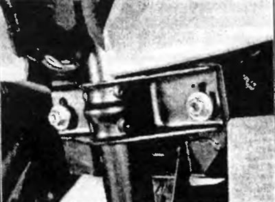 Рис.23.7. Верхние фиксирующие гайки рулевой колонки.