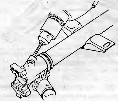 Рис. 24.6. Для снятия замка рулевой колонки высверлите срезной болт крепления замка к колонке.