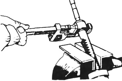 Рис. 25.11. Если на автомобиль установлены оригинальные поперечные рулевые тяги, отвинтите шаровой…