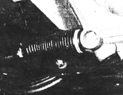 Рис. 27.5. Установите резиновые защитные чехлы на рулевом механизме, надежно закрепите их хомутами…