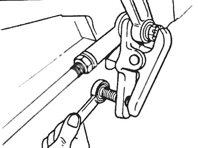 Рис. 28.2. При помощи съемника шаровых шарниров отпустите конус шарового пальца и отделите…
