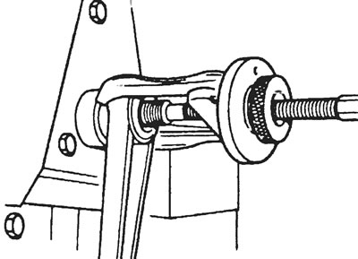 Рис. 28.3. Снимите рулевую сошку с рулевого вала, воспользовавшись съемником.