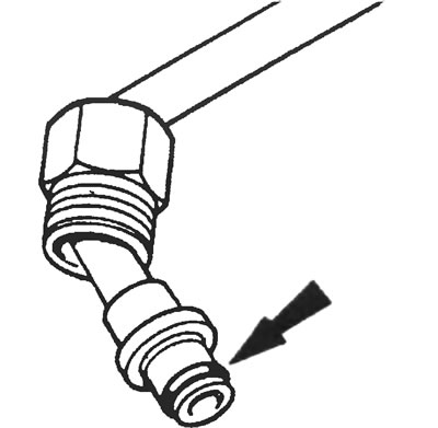 Рис. 34.7. Уплотнительное кольцо (указано стрелкой) на наконечнике шланга высокого давления.