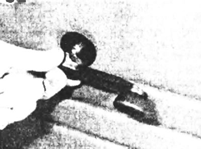 Рис. 9.1,б. ...и снимите ручку стеклоподъемника...