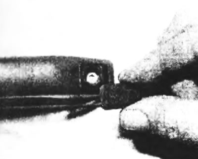 Рис. 9.6,а. Снимите крышки с ручки закрывания двери...