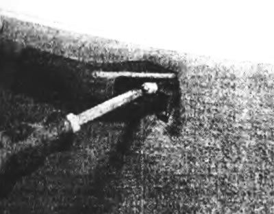 Рис. 9.6,б. ...а затем открутите болты.