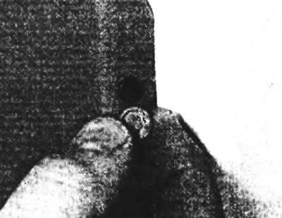 Рис. 9.7,б. ...и отвинтите винты по краю дверной обшивки.