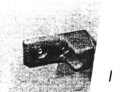 Рис. 9.13. Отвинтите фиксирующие болты и снимите упор сдвижной двери.