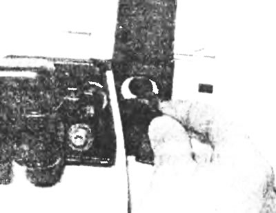 Рис. 11.2,б. Снятие внутреннего фиксатора крышки петли.