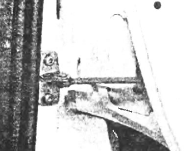 Рис.11.3. Отвинтите два винта Torx, крепящие ограничитель открывания двери.