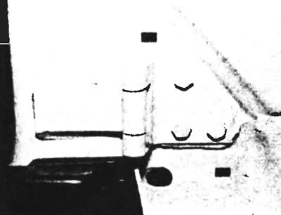 Рис. 11.4,б. Фиксирующие болты верхней петли.