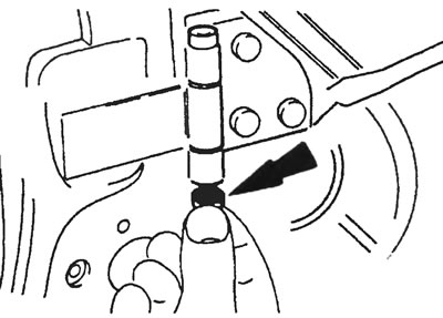 Рис. 11.16. На моделях последних лет снимите фиксаторы (показаны стрелками) и вытолкните шарнирные…