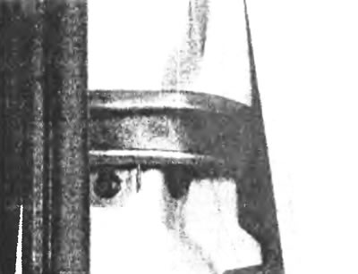 Рис. 12.17,а. Отвинтите фиксирующий винт на направляющей...