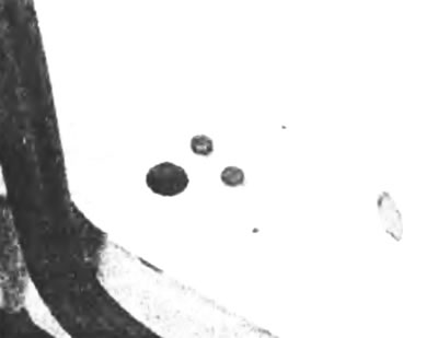 Рис. 12.19,б. ...и отвинтите два фиксирующих винта нижней направляющей.