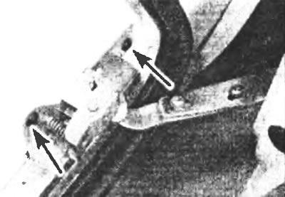 Рис. 12.20. Отвинтите два винта (указаны стрелками) и отсоедините кронштейн нижней направляющей от…