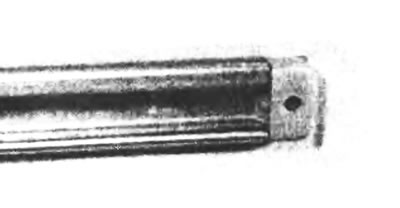 Рис. 13.1. Отвинтите крепежный винт и снимите конечный упор центральной направляющей сдвижной двери.