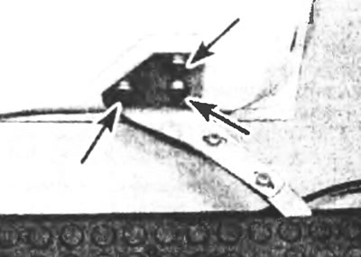 Рис. 13.2. Отвинтите винты Torx (указаны стрелками), крепящие кронштейн нижней направляющей.