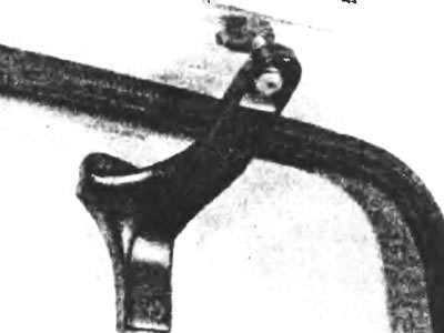 Рис. 13.3. Отвинтите винты Torx, крепящие кронштейн верхней направляющей сдвижной двери.