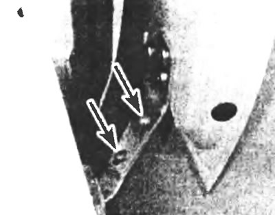 Рис. 13.6. Регулировочные винты на кронштейне нижней направляющей.