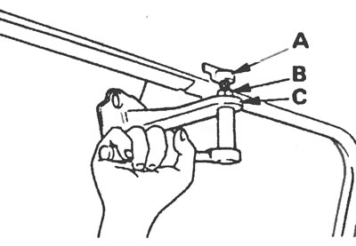 Рис. 13.7. Регулировка положения боковой двери по высоте: А - Ролик, В - Контргайка, С - Верхний…
