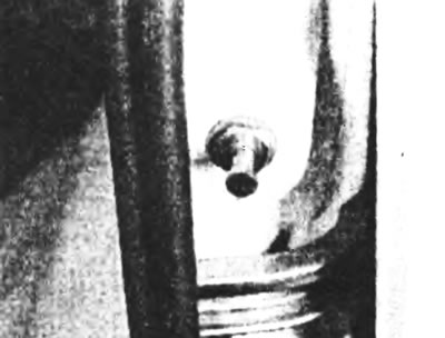 Рис. 13.8. Фиксирующая пластина сдвижной боковой двери.