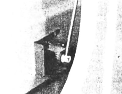 Рис. 14.12,а. Фиксатор и цилиндр замка задней двери.