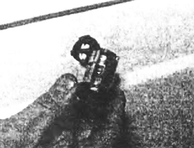 Рис. 14.12,б. Снятие цилиндра замка задней двери.