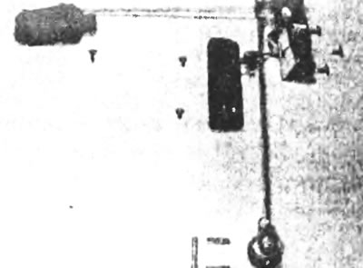 Рис. 14.12,в. Внутренняя ручка, защелка и замок задней двери - показаны соединительные тяги и…