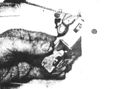 Рис. 14.14. Внутренняя ручка замка задней двери.