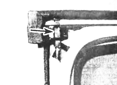 Рис. 14.15,а. Верхняя пластина задней двери (показана стрелкой).