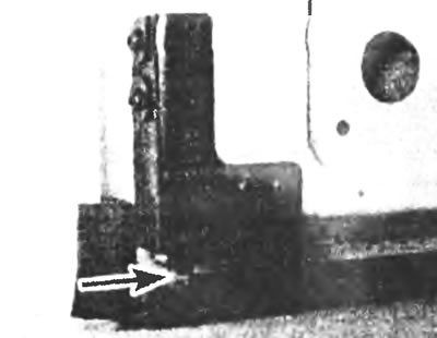 Рис. 14.15,б. Нижняя пластина задней двери (показана стрелкой).