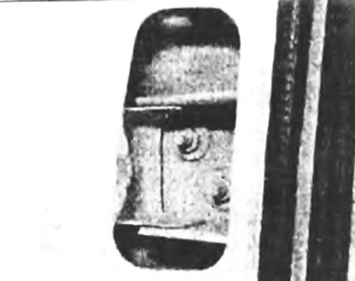 Рис. 15.3,6. Гайки крепления петли задней двери к кузову.