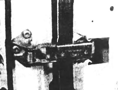 Рис. 15.4. Ограничитель открывания задней двери.