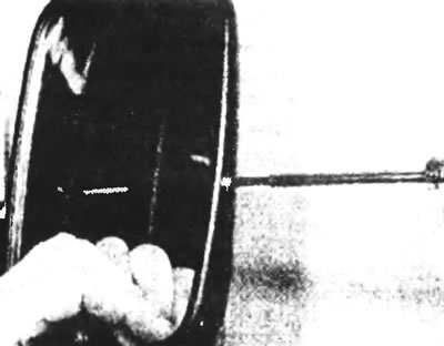 Рис. 24.1,а. Осторожно отсоедините рамку стекла от корпуса зеркала, поддев ее отверткой...