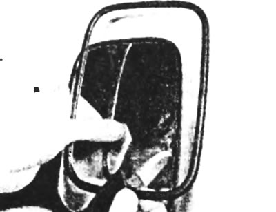 Рис. 24.1,б. ...затем снимите рамку вместе со стеклом.