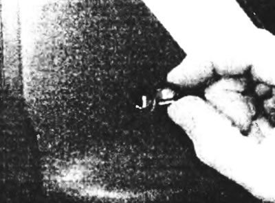 Рис. 24.3,а. Поддев, высвободите пластмассовые крышечки...