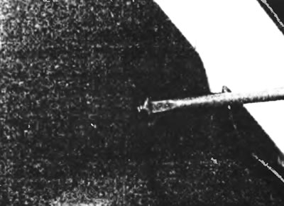 Рис. 24.3,б. ...и выкрутите четыре фиксатора накладки зеркала.