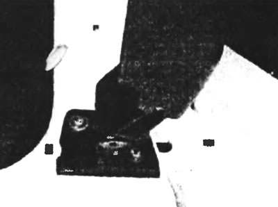 Рис. 24.4. Отвинтив два винта Torx, снимите зеркало.