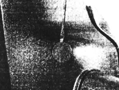 Рис. 24.7. Подцепив, высвободите пластмассовые крышечки и снимите три фиксатора зеркала.