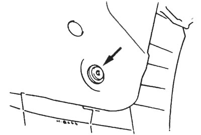 Рис. 25.1. Снимите по одному фиксирующему бампер винту Torx (указан стрелкой) под каждой колесной…