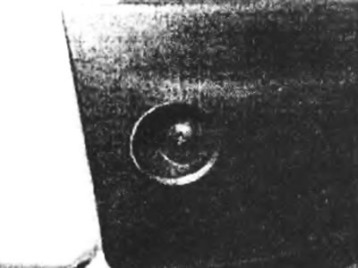 Рис. 25.3,б. ...а затем отвинтите винты по бокам...