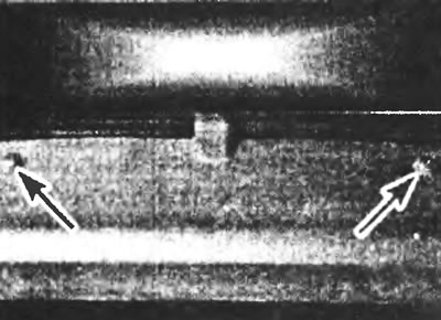 Рис. 25.3,в. ...и по центру бампера (указаны стрелками).