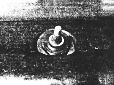 Рис. 28.2. Снимите пластиковую фиксирующую гайку с той оси рычага стеклоочистителя, которая…