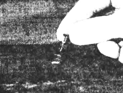 Рис. 28.3. Снятие пластикового фиксатора решетки ветрового, стекла.