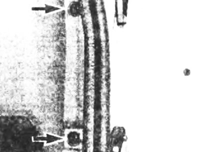 Рис.29.7б. Местоположение боковых фиксирующих винтов передней панели.
