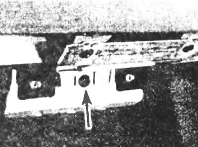 Рис. 29.24. Отвинтите фиксирующий винт (указан стрелкой) поддерживающего кронштейна вещевого ящика.