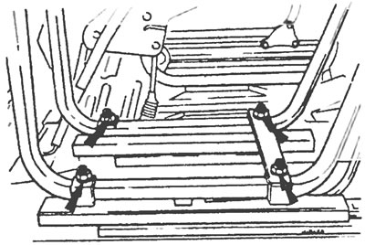 Рис. 32.6. Фиксирующие гайки, крепящие переднее сидение.