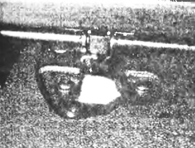 Рис. 32.10,б. Крепление заднего опорного кронштейна переднего сидения к полу.