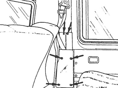 Рис.33.1. Выкрутите винты отделочной панели центральной стойки (указаны стрелками), снимите панель…